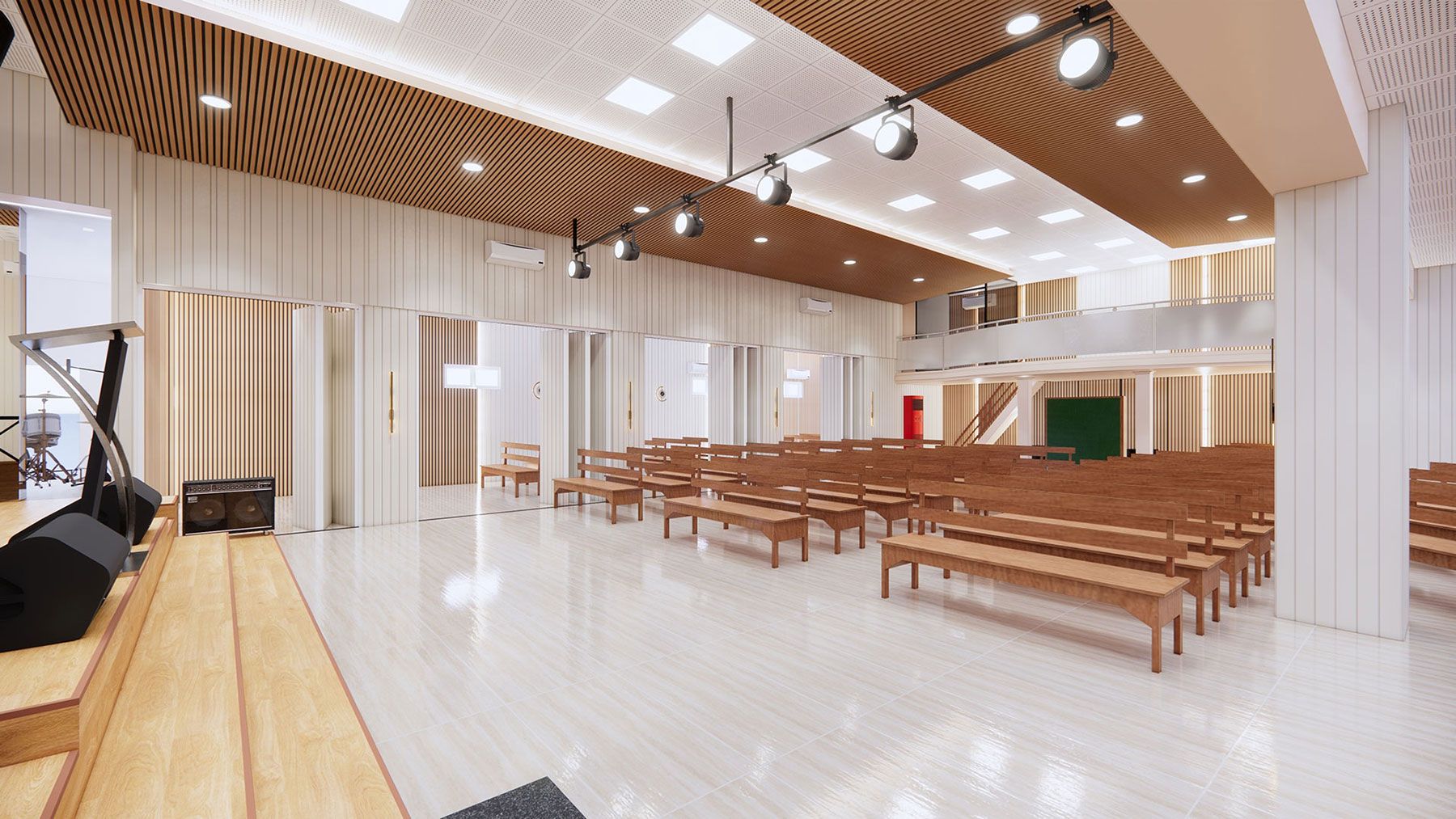 Heller Veranstaltungssaal mit Sitzbänken und Bühne