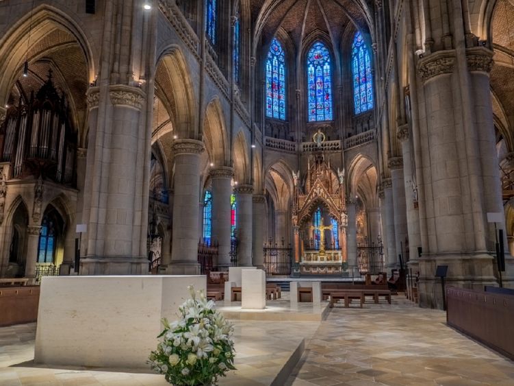 Hell erleuchteter Innenraum einer Kirche in Wartberg an der Aist, Oberösterreich