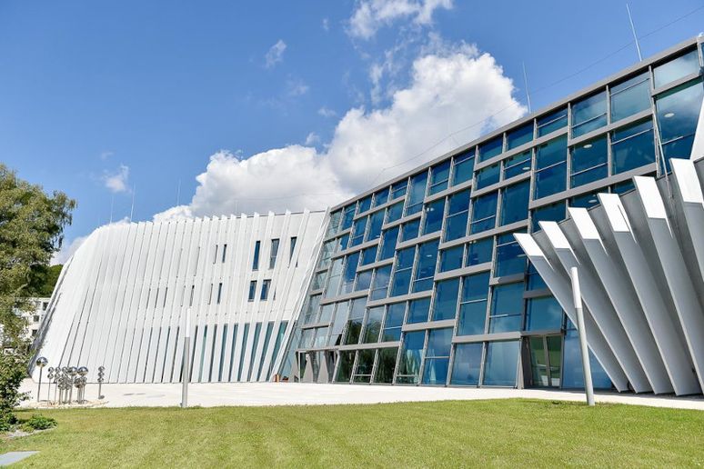 Ein modernes Gebäude von außen